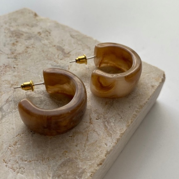 5/$35 🌙 Minimalist Jade Amethyst Citrine Tone Acrylic Huggie Hoop Earrings |NWT - Picture 4 of 17